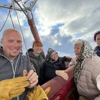 Hoben gemeinsam ab: Heißluftballon-Pilot Stefan Jäkel, Kerstin Grabenhofer, Berta Ehgartner, Elisabeth Gmeindl und Maria Zöhrer-Krenn