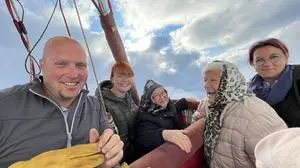 Hoben gemeinsam ab: Heißluftballon-Pilot Stefan Jäkel, Kerstin Grabenhofer, Berta Ehgartner, Elisabeth Gmeindl und Maria Zöhrer-Krenn