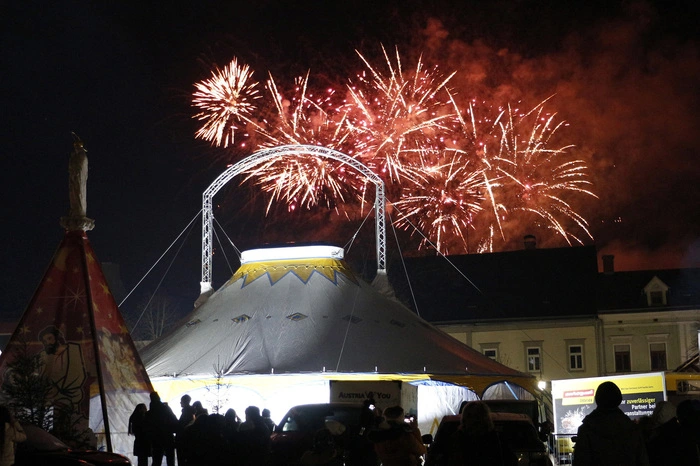 ...im geheizten Zirkuszelt und Riesenfeuerwerk ins Neue Jahr.