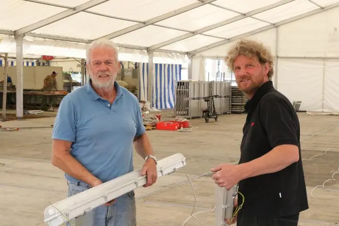 Walter und Alexander Motschiunig haben noch viel Arbeit im St. Veiter Festzelt