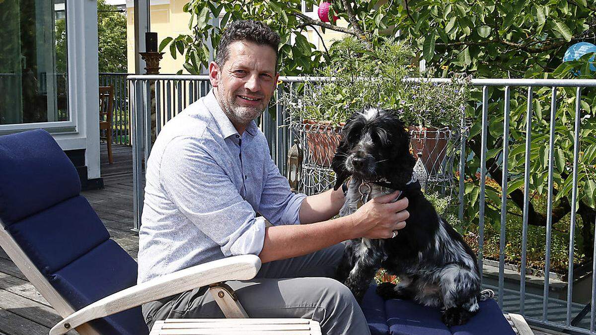 Aron Stiehl mit Hund Moses auf seiner Dachterrasse