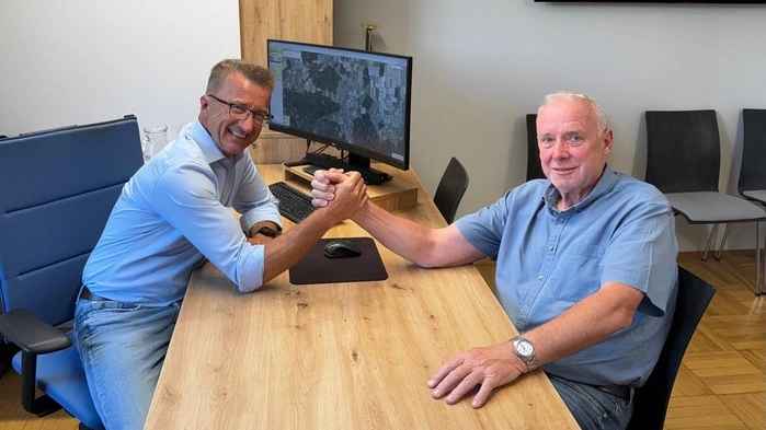 Zwei Männer geben sich einen Handschlag