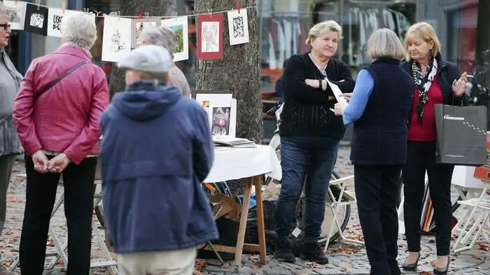 Moderne Kunst belebt die historischen Straßen...