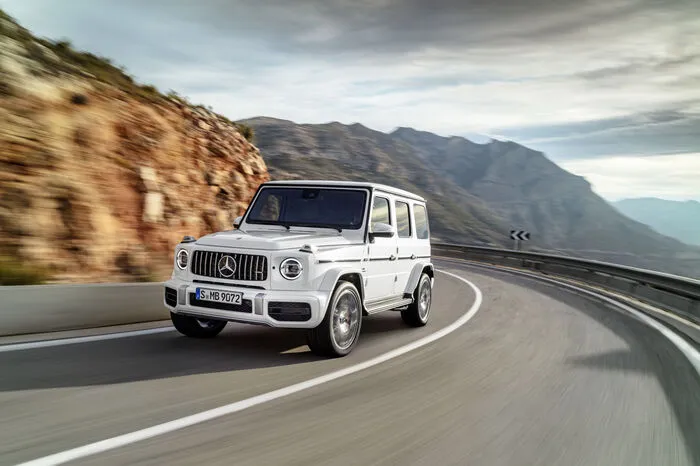 Der Sprint aus dem Stand auf Tempo 100 km/h ist in 4,5 Sekunden erledigt und die Power geht dem Vierkant aus Graz bis zur abgeregelten Höchstgeschwindigkeit von 220 km/h nicht aus. Mit dem „AMG Driver‘s Package“ hat er sogar Luft bis Tempo 240. Die Neungangautomatik spielt in den Fahrprogrammen „Sport“ und „Sport Plus“ ein Zwischengasgewitter ein.