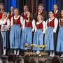 Mehrere Personen stehen im Trachtengewand auf einer Bühne und singen | Hedi Preissegger und ihr Grenzlandchor luden ein letztes Mal zum Konzert ein