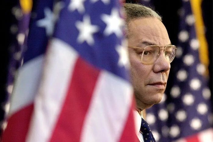 Der frühere US-Außenminister Colin Powell ist im Oktober 2021 infolge von Komplikationen nach einer Corona-Infektion gestorben. Powell sei vollständig gegen das Coronavirus geimpft gewesen, hieß es. Powell hatte Medienberichten zufolge seit Längerem gesundheitliche Probleme.
