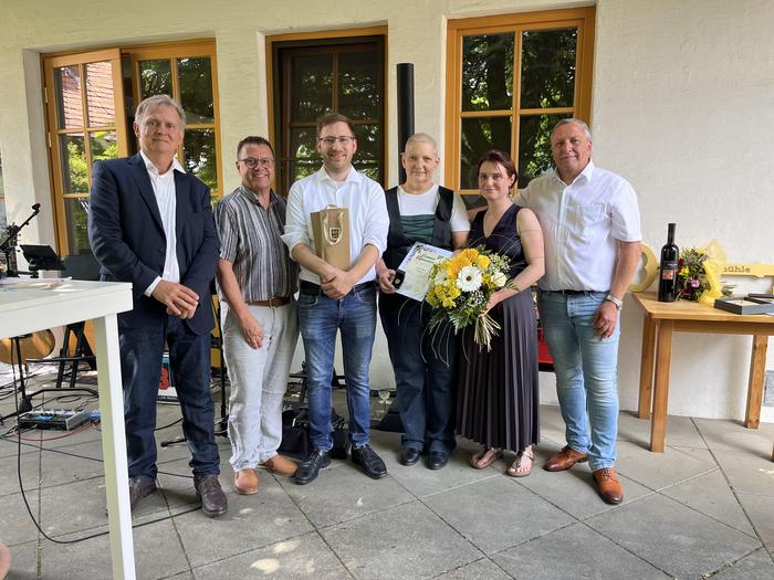 Franz Fartek, Minihof-Liebaus Vizebürgermeister Ernst Halb, Maximilian Fartek, Claudia Fartek, Eva Bauer und Minihof-Liebaus Bürgermeister Helmut Sampt (v. l.) bei der Jubiläumsfeier