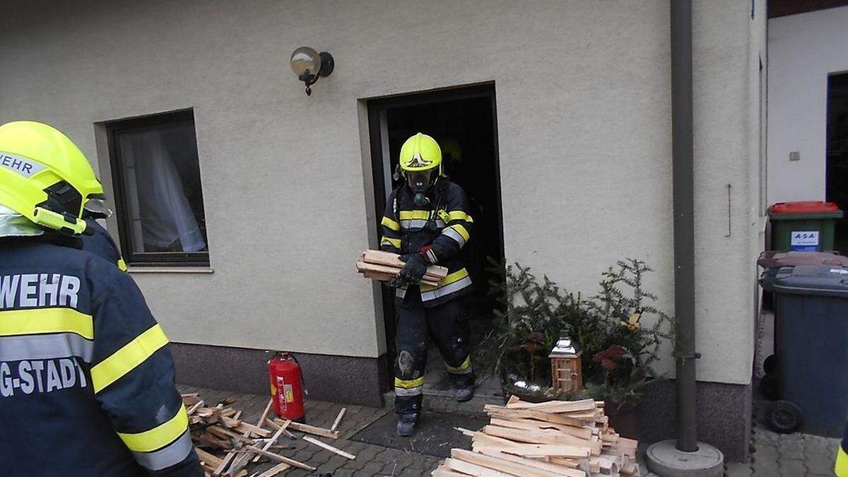 Die Feuerwehr sicherte das Holz, um eine weitere Ausbreitung zu verhindern