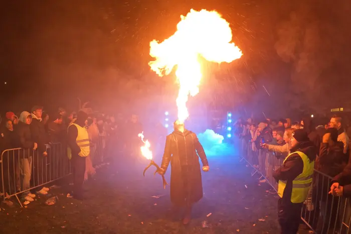 Dort heizte man mit einer feurigen Show, dem zahlreich erschienenen Publikum ein