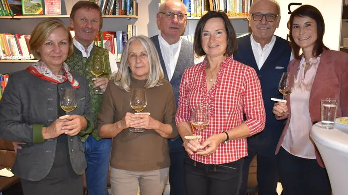 Karl Rosenberger, der Obmann des Vereins ZONEKirchberg, veranstaltete mit seinem Team ein "Wein.Lese.Fest" der besonderen Art. Auf kulinarischer, literarischer sowie musikalischer Ebene stand der Wein im Mittelpunkt.