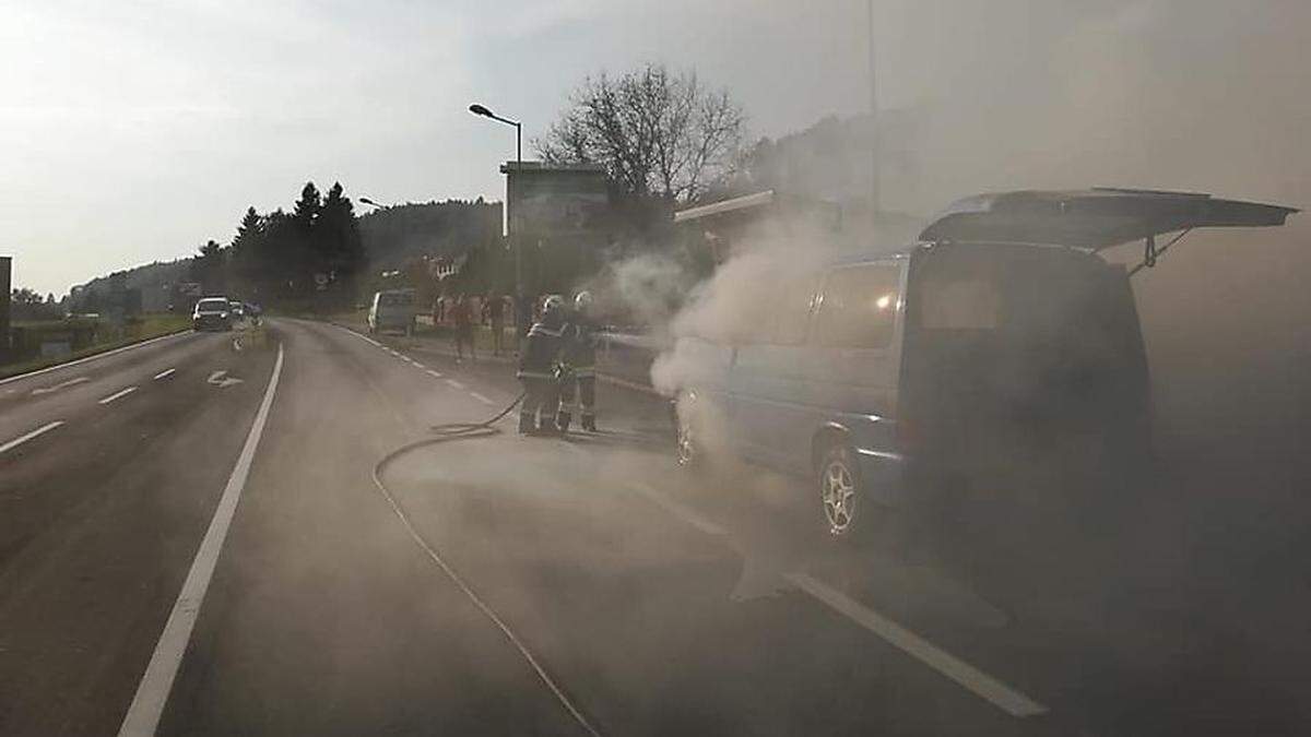 Ein VW Bus brannte am Mittwochabend in Ludersdorf bei Gleisdorf