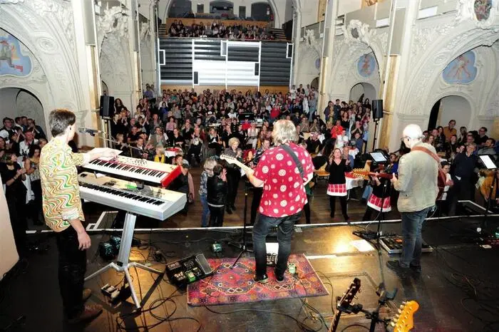Anlässlich ihres 15-jährigen Jubiläums hat sich die aus der Region stammende "Roaring Sixties Company" für ihr traditionelles "Weihnachtskonzert" ein besonderes Programm einfallen lassen.