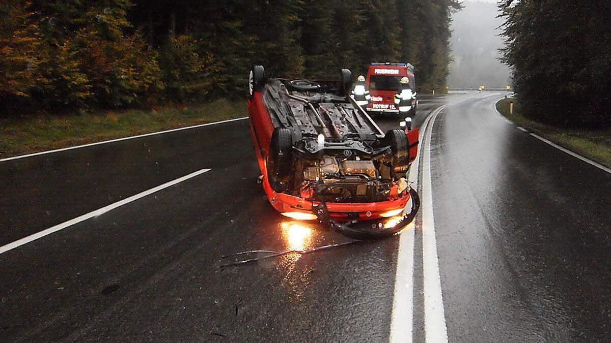 Das Fahrzeug blieb mitten auf der Straße liegen