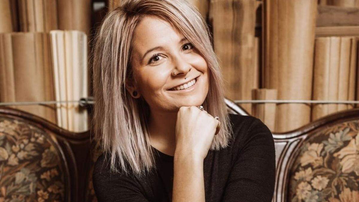 Jasmin Hirschmann haucht alten Vorhängen neues Leben ein. Sie sind in einem eigenen Magazin zu sehen, das die Steirerin mit 14 weiteren steirischen Unternehmen herausgegeben hat