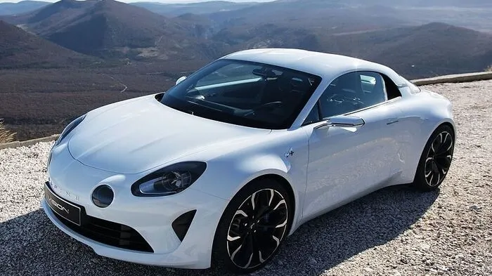 Das legendäre Alpine-Logo, das A mit der stilisierten Pfeilspitze, kehrt zurück – und zwar so, wie es sich gehört: Mit Heck-Mittelmotor (von Vierzylinder-Turbomotoren mit 250 bis 300 PS ist die Rede) verfügt das zweisitzige Coupé über die richtigen Gene.