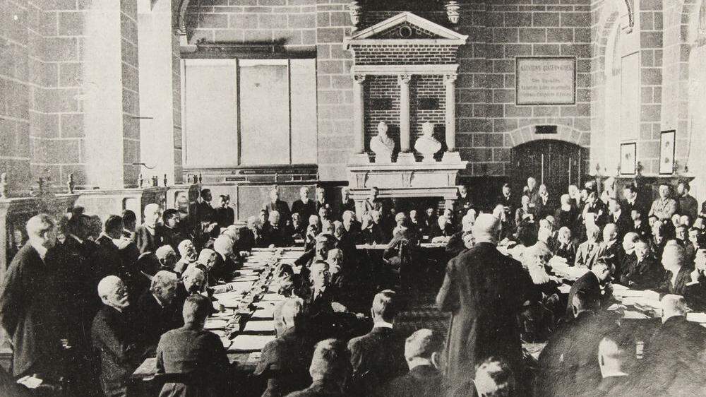 Im sogenannten „Steinzeitsaal“ des Schlosses Saint-Germain-en-Laye wurden der österreichischen Delegation die Friedensbedingungen überreicht, der Vertrag wurde hier auch am 10. September 1919 unterschrieben.