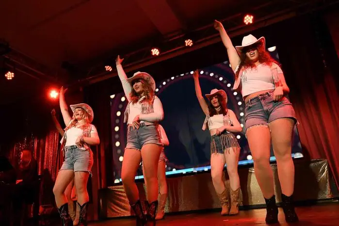 Metnitztaler Faschingsverein, Premiere in St. Salvator, Showdance Mädels
