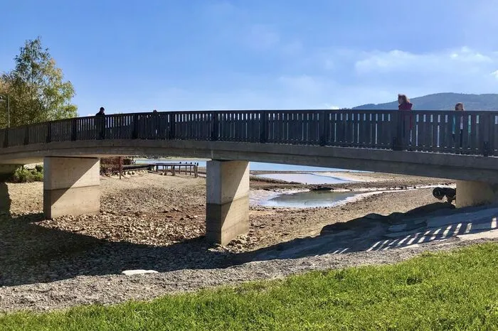 Der See hat sich weit zurückgezogen.