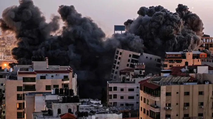 Die Gewalt in Nahost hat binnen weniger Tage das schlimmste Ausmaß seit Jahren erreicht. Radikalislamische Palästinenser feuerten bis Mittwochfrüh rund 1.000 Raketen auf Israel, dessen Militär Hunderte Ziele im Gazastreifen aus der Luft angriff.