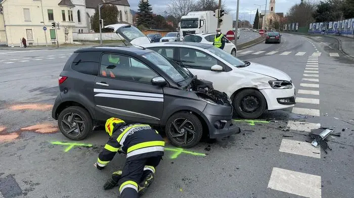 Verkehrsunfall mit zwei Fahrzeugen bei der Kreuzung Lindnerkino in Leoben