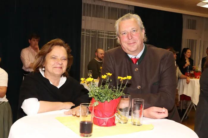 Gesehen wurden: Franz Kostwein (Kärntner Sängerbund – Talschaftsbeauftragter), (am Foto) Andreas Kogler (GF-Simonhöhe) mit Gattin Elfriede „Elfi“ Kogler und eine große Abordnung von der Singgemeinschaft Sörg.