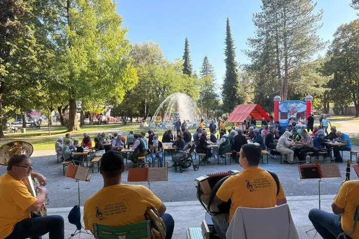 Der Veranstalter, die Glasfabriks- und Stadtkapelle Bärnbach, freute sich über die zahlreichen Besucher und stand mit ihrer Hüttenmusi, einem Ensemble des Vereins, neben der Gruppe STAINZ 2/3 stromlos auch selbst auf der Bühne. 