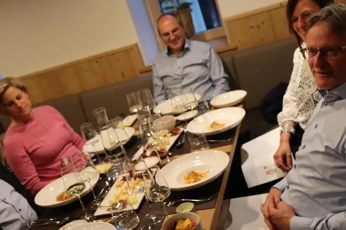Bekocht wurden die Gäste von Chefkoch Pucher, beim Servieren gab es Unterstützung von Serviceroboter „Bella“, die längst schon zu einer Attraktion im Haus geworden ist. Das Weinschloss Thaller versorgte mit Wein.