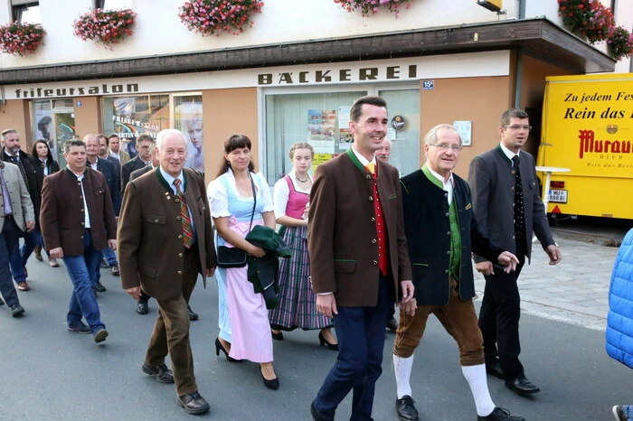 Gelungener Auftakt am Samstag: der Festzug mit zwölf örtlichen Vereinen durch den Ort. 