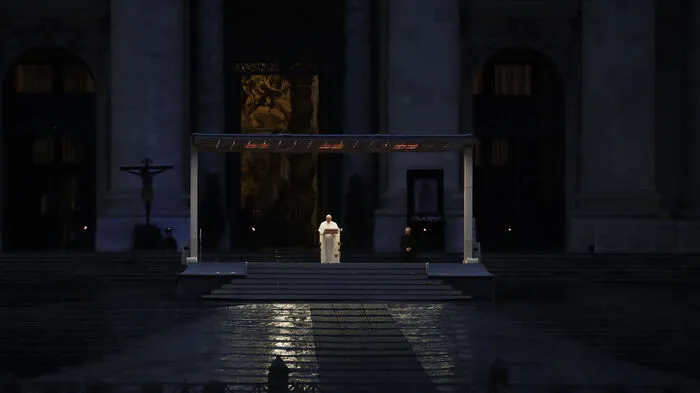 Papst Franziskus hat am Freitag eine ganz besondere Antwort auf die Corona-Pandemie geben: Vor dem Petersdom hielt er eine Andacht und spendete von den Stufen der vatikanischen Basilika herab den Sondersegen "Urbi et orbi".