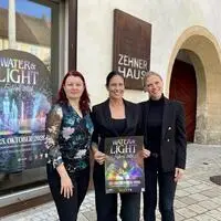 Die Organisatorinnen des Festivals Andreja Novak und Urška Farazin (operative Leitung) mit der Geschäftsführerin des Zehnerhauses Doris Salchinger