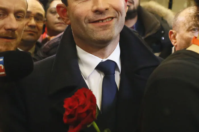 BENOIT HAMON: Der 49 Jahre alte Ex-Bildungsminister wurde am vergangenen Sonntag von rund zwei Millionen Wählern zum Spitzenkandidaten der angeschlagenen Sozialisten bestimmt. Er will mit der Hollande-Ära brechen und einen neuen Kurs einschlagen, bei dem grüne Themen eine wichtige Rolle spielen. Er gilt zur Zeit als "vierter Mann" bei der Wahl.