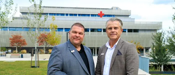 Michael Gruber und Helmut Schellnegger vor der neuen Zentrale des steirischen Roten Kreuzes in Graz-Puntigam