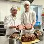 Samuel Friesinger (r.) mit seinem Vater Karl Friesinger bei der Produktion des vitalen Leberkäse. Auch von Mutter Sieglinde wird er tatkräftig unterstützt
