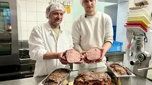 Samuel Friesinger (r.) mit seinem Vater Karl Friesinger bei der Produktion des vitalen Leberkäse. Auch von Mutter Sieglinde wird er tatkräftig unterstützt