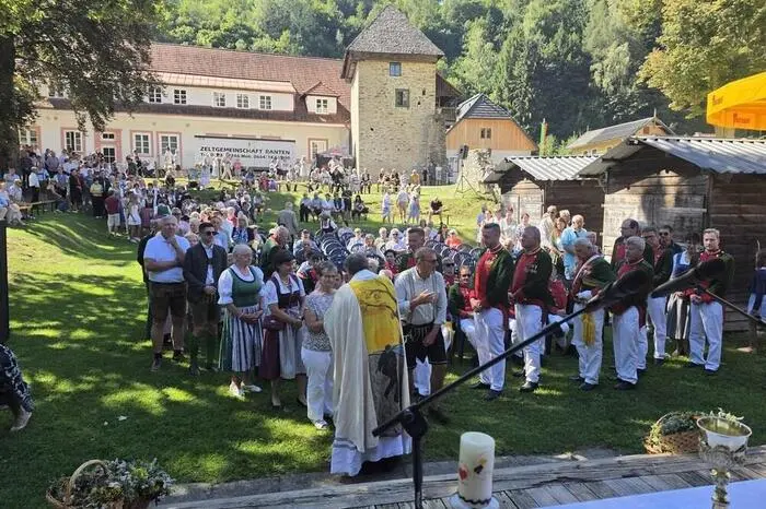 Das Stadtfest wird am Vormittag mit einem Festgottesdienst im Stadtpark gefeiert. Der Samson hält bei dieser kirchlichen Feier die „Ehrenwache“. 