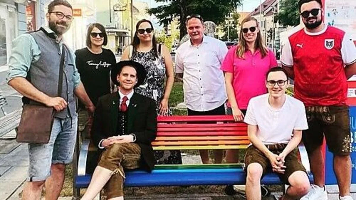 Sebastian Grayer (rechts auf der Bank) und die SJG-Mitglieder erhielten Unterstützung von Peter Polaschek (links sitzend), Thomas Bierbaumer-Piroutz (links stehend), Isabella Koller (Dritte von links) und Aaron Radaelli