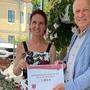 Bürgermeister Ingo Appé gratuliert Sabine Wunder zum Gewinn