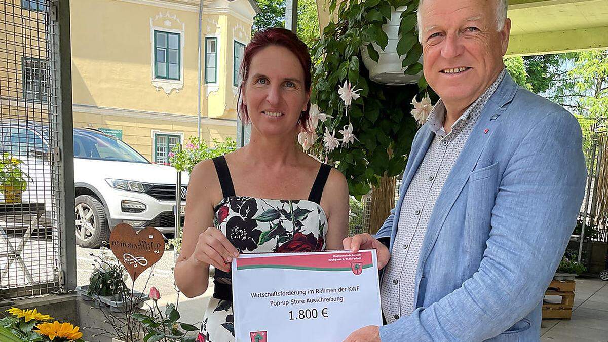 Bürgermeister Ingo Appé gratuliert Sabine Wunder zum Gewinn
