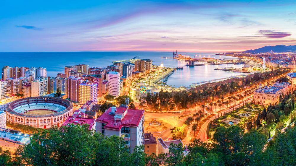 Blick auf den Hafen von Málaga, Stierkampfarena, Palmenallee und Centre Pompidou inklusive