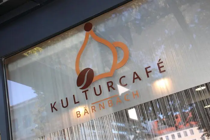 Neben gepflegter Kaffeehauskultur gibt es täglich frische Mehlspeisen, eine Frühstückskarte, Imbisse, Schwarzbrottoast, Pizza und das Gebäck wird von der Alpenbrotbäckerei Jechart aus Edelschrott geliefert.  