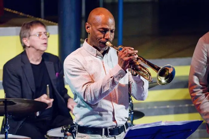Der US-amerikanische Trompeter Duane Eubanks gilt als Multitalent der internationalen Szene. Als Trompeter, Komponist, Arrangeur und Produzent begeistert er mit feurigen Passagen ebenso wie mit sanftem Klang. Seine Musik entzieht sich jeder Kategorisierung.