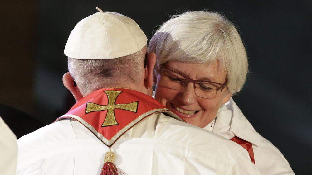Herzlich: Papst Franziskus umarmt die schwedische Erzbischöfin Ante Jackelen