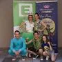 Eva-Maria Prosek als Tinkerbell und Intendantin Nina Blum (oben) mit Rafael Wagner als Michael, Christina Kiesler als Peter Pan und Kinderdarstellerin Emilie Haidacher