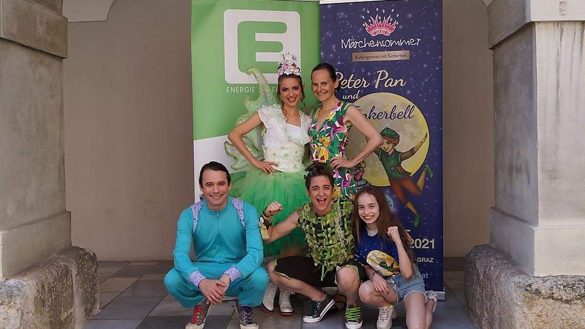 Eva-Maria Prosek als Tinkerbell und Intendantin Nina Blum (oben) mit Rafael Wagner als Michael, Christina Kiesler als Peter Pan und Kinderdarstellerin Emilie Haidacher