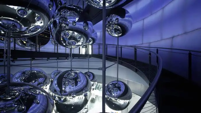 Voestalpine Stahlwelt. Ferry und Molekularus begleiten junge Entdecker auf ihrer Reise in das Universum des Werkstoffs. Es wird experimentiert, geforscht und mit ein bisschen Glück treffen sie auf ihrem Streifzug durch die Linzer Stahlwelt auch auf Dora die Dampflok. www.voestalpine.com/stahlwelt