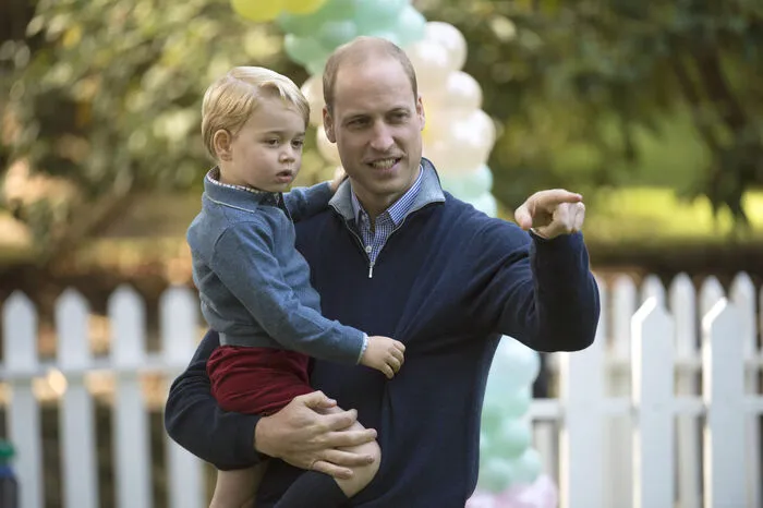 Prinz George trug zum blauen Pullover und dunkelroten Shorts die für ihn typischen Kniestrümpfe.