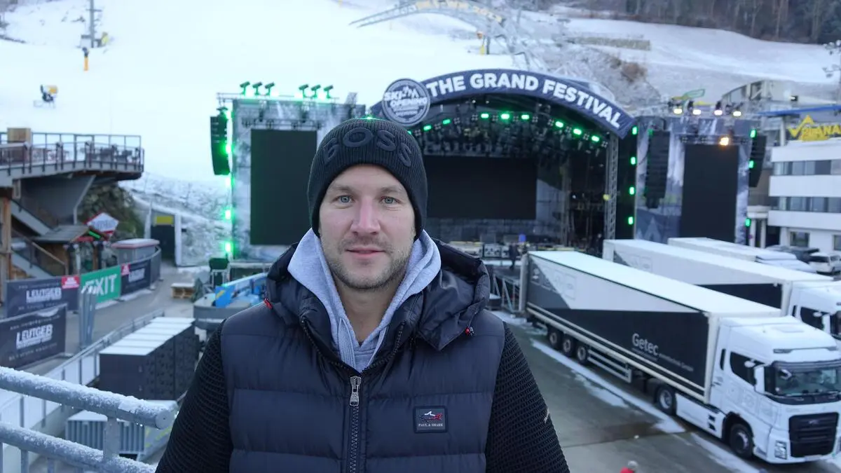 Gesamtprojektleiter Andreas Schadler vor der großen Festivalbühne
