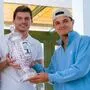 Max Verstappen (links) und Lando Norris mit der neuen Trophäe