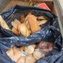 Noch immer landen etliche Lebensmittel wie Brot im Müll