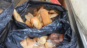 Noch immer landen etliche Lebensmittel wie Brot im Müll